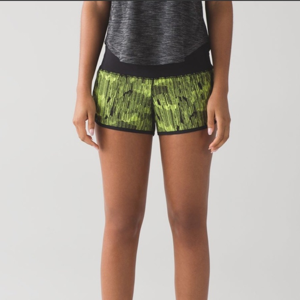Lululemon Speed Shorts 2 1/2" Down Pour Lime Light Black